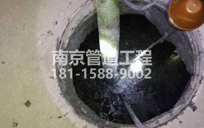 216莲花北苑清理化粪池