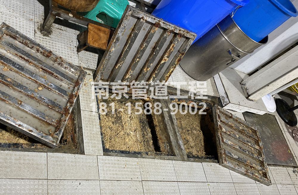 278莲花北苑城管中队食堂隔油池清理